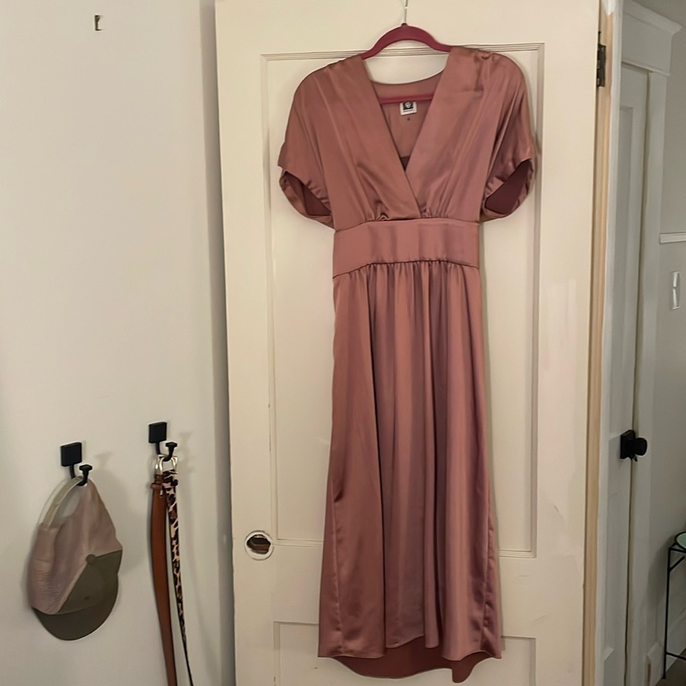 🩷satin pink short sleeve v neck dress 🩷